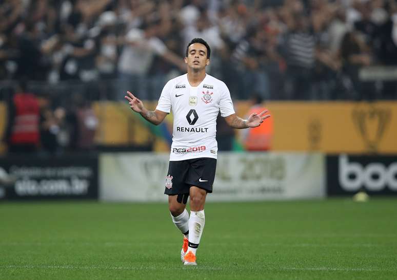 Corinthians vacila, toma gol no fim e fica no empate contra o