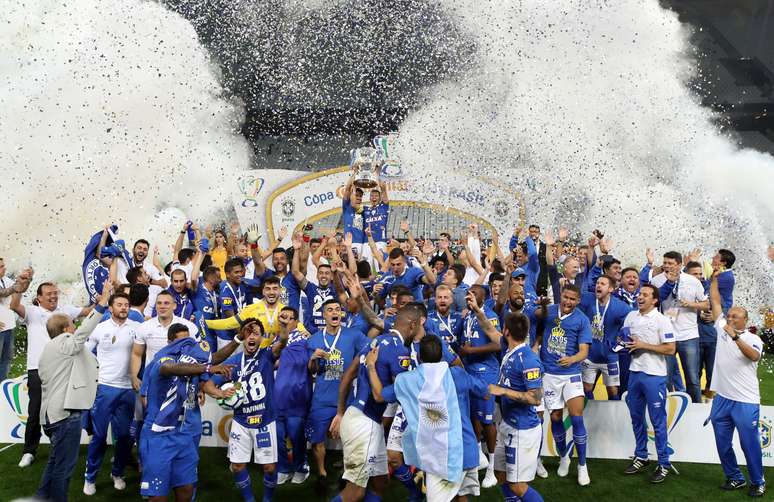 Equipe do Cruzeiro levanta a taça da Copa do Brasil