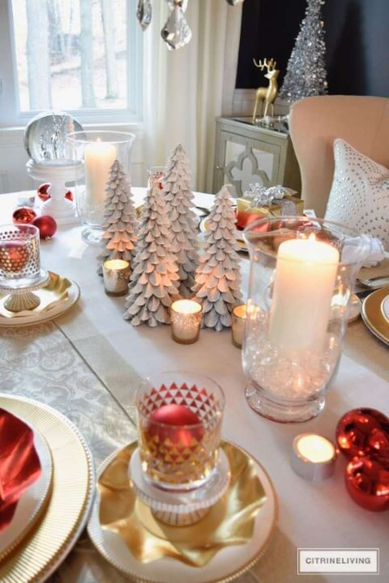 44. As decorações com branco, vermelho e dourado são clássicas no natal. Foto de Citrine Living