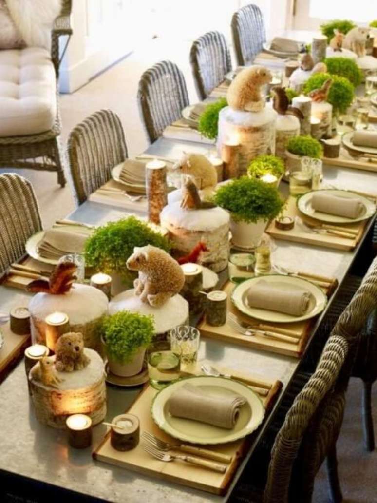 85. Decoração de mesa de ceia de natal com bichinhos em miniatura. Foto de SamsonPHP