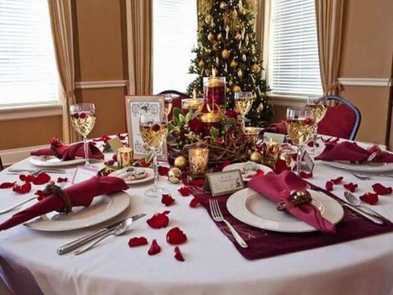 43. Os tons de vinho também ficam ótimos na decoração de mesa de ceia de natal. Foto de Christmassite