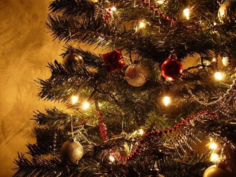 79- O dourado é muito utilizado nos detalhes da decoração de natal simples e barata. Fonte: Debora Jeremias