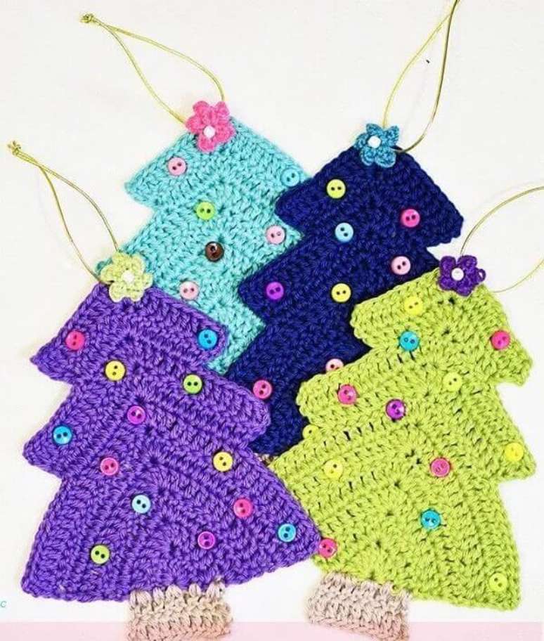 15- As &aacute;rvores pequenas feitas em croch&ecirc; completam a decora&ccedil;&atilde;o de natal simples e barata. Fonte: Pinterest