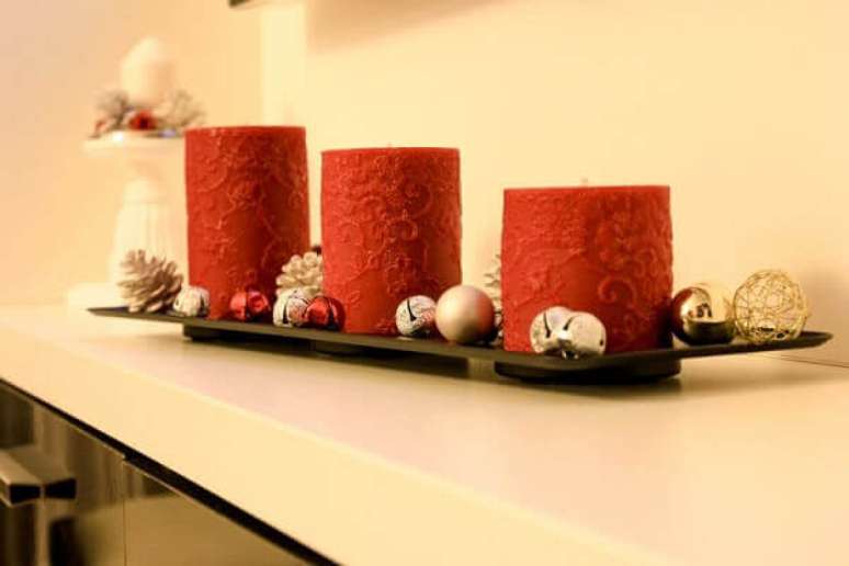 8- Decoração de natal simples e barata com velas vermelhas de tamanhos diferentes. Fonte: Lucian Andrei
