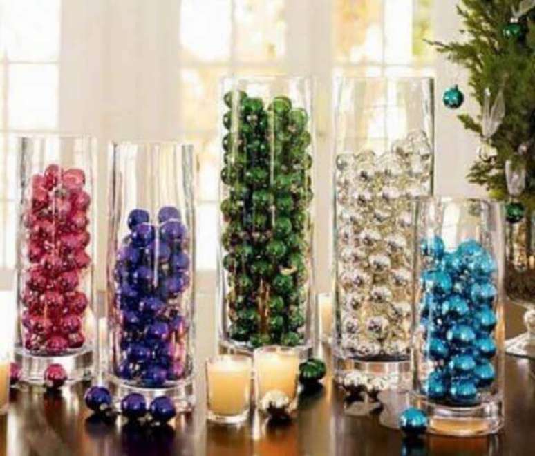 80- Vasos tipo tubo em vários tamanhos com bolinhas coloridas de natal enfeitam a mesa lateral na sala de estar. Fonte: Como fazer em casa