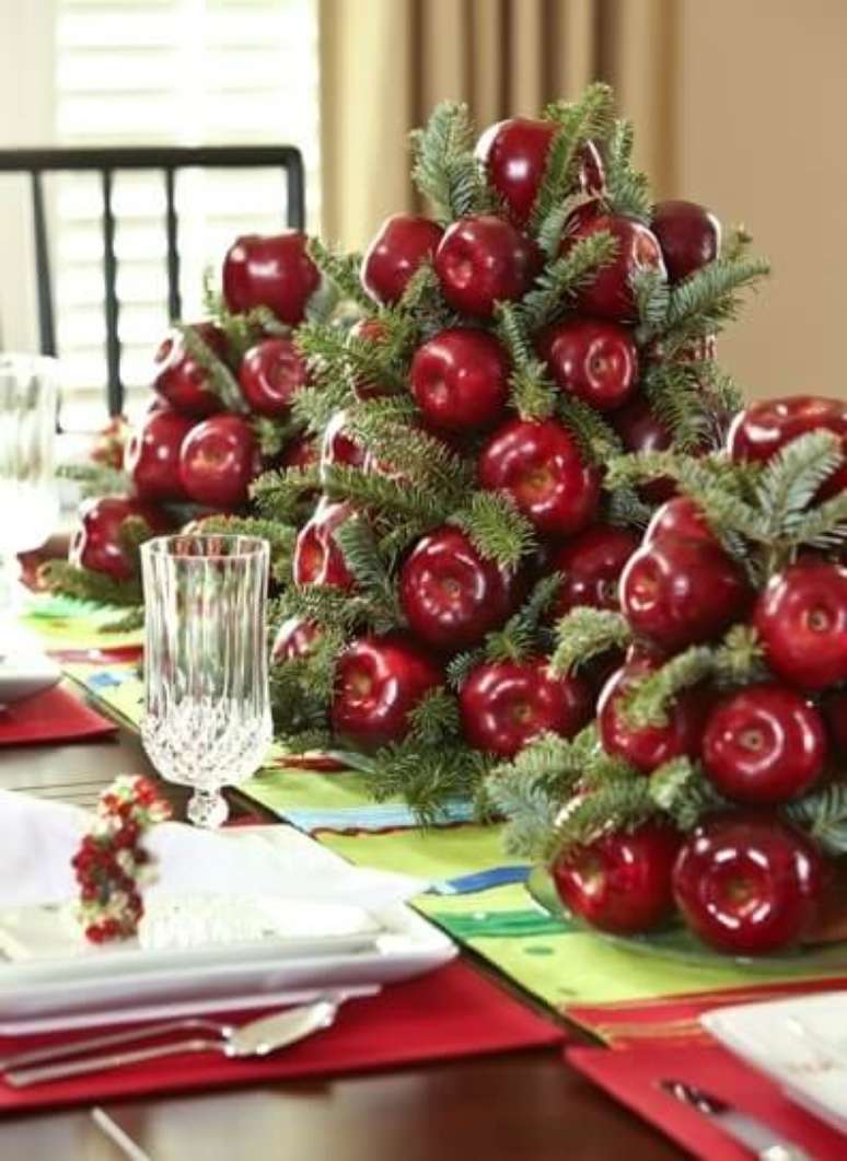 80. Enfeite de mesa de ceia de natal feito com frutas e galhos. Foto de Style Estate