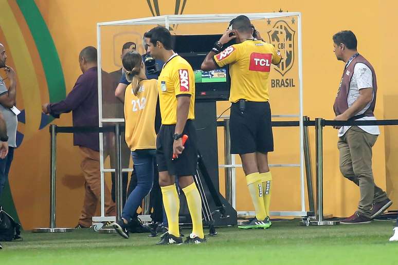 Árbitro busca auxílio do vídeo na final entre Corinthians e Cruzeiro