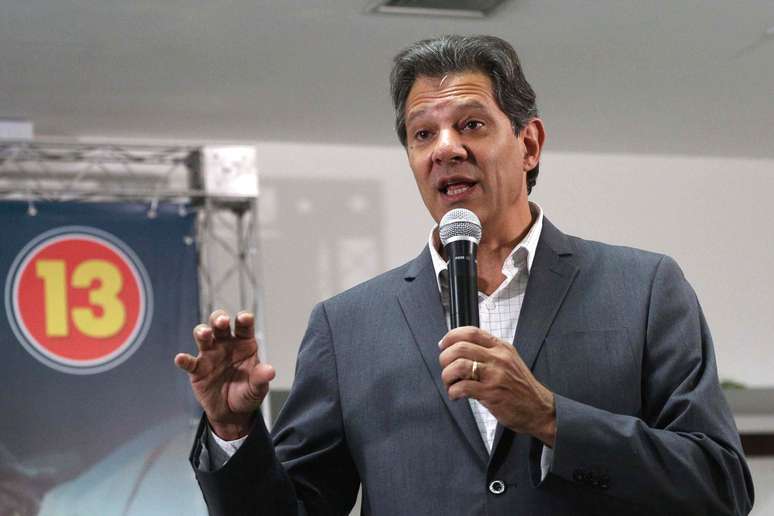 Haddad prometeu entrar na Justiça após denúncia de uso irregular do WhatsApp