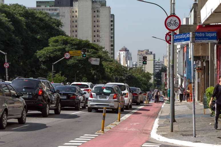 Carros transitam na rua da Consolação, na região central de São Paulo