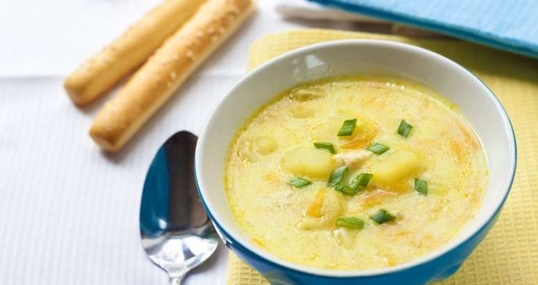 SOPA + QUEIJO: 
prepare uma porção de sopa com baixo teor de sódio e carboidratos. Acrescente acrescente uma fatia de muçarela light picada 
