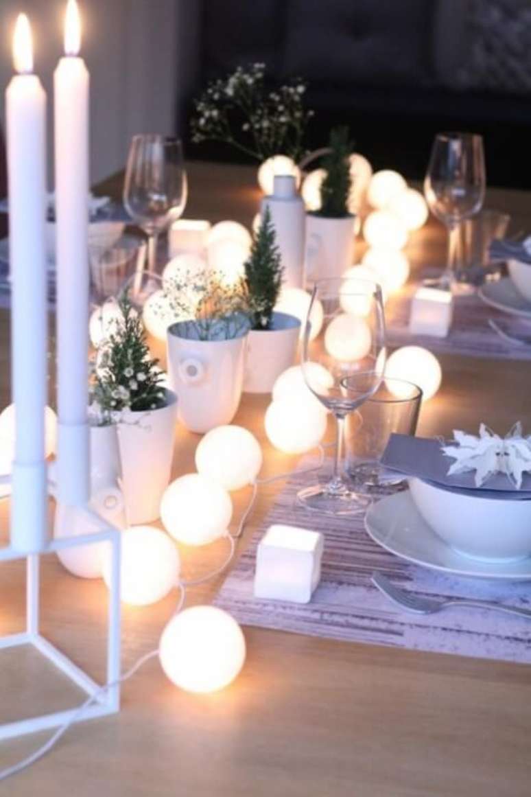54. Luzes redondas também podem ser aproveitadas como decoração de mesa de ceia de natal. Foto de HomeBNC