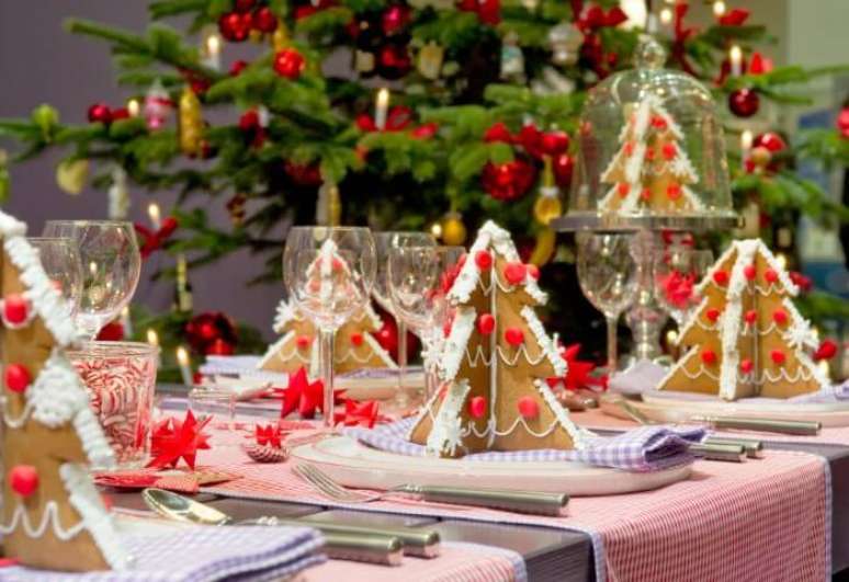 48. Fazer as árvores de natal de biscoito e usá-las como decoração da mesa pode ser uma boa. Foto de Decoholic