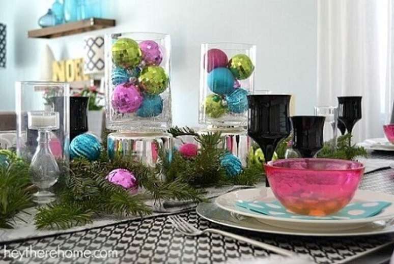 10. As bolas de natal coloridas seguem a paleta de cores da decoração da mesa. Foto de Hey There Home