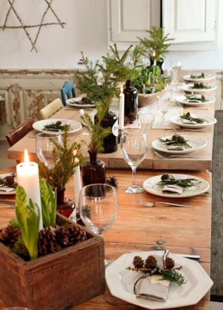 15. A ceia de natal com decora&ccedil;&atilde;o de mesa simples pode tamb&eacute;m ser bem aconchegante. Foto de Comodos Interiores