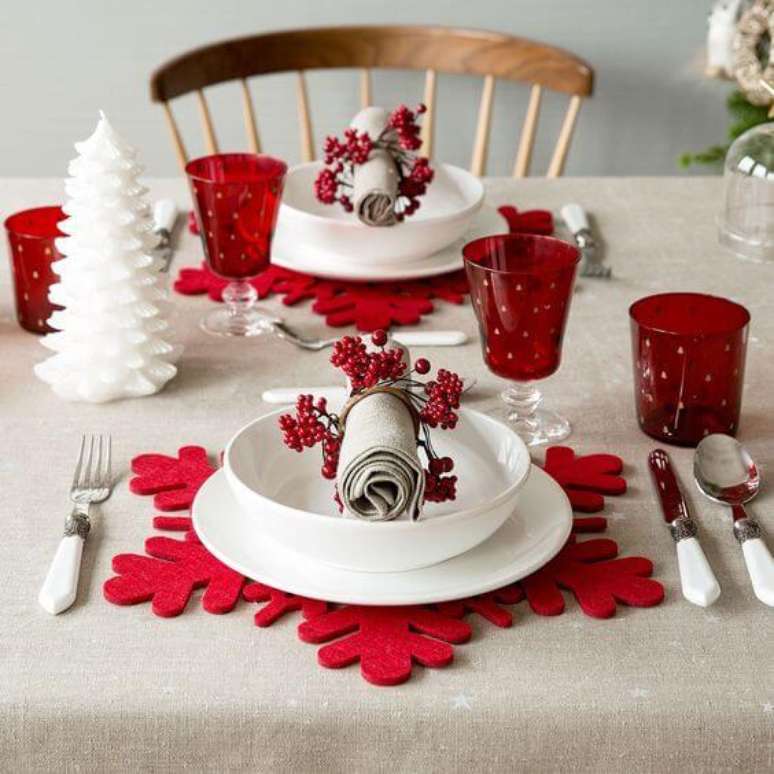 60. Os descansos de prato vermelhos em formato de floco de neve parecem ser feitos exatamente para o natal. Foto de Inspira Hogar