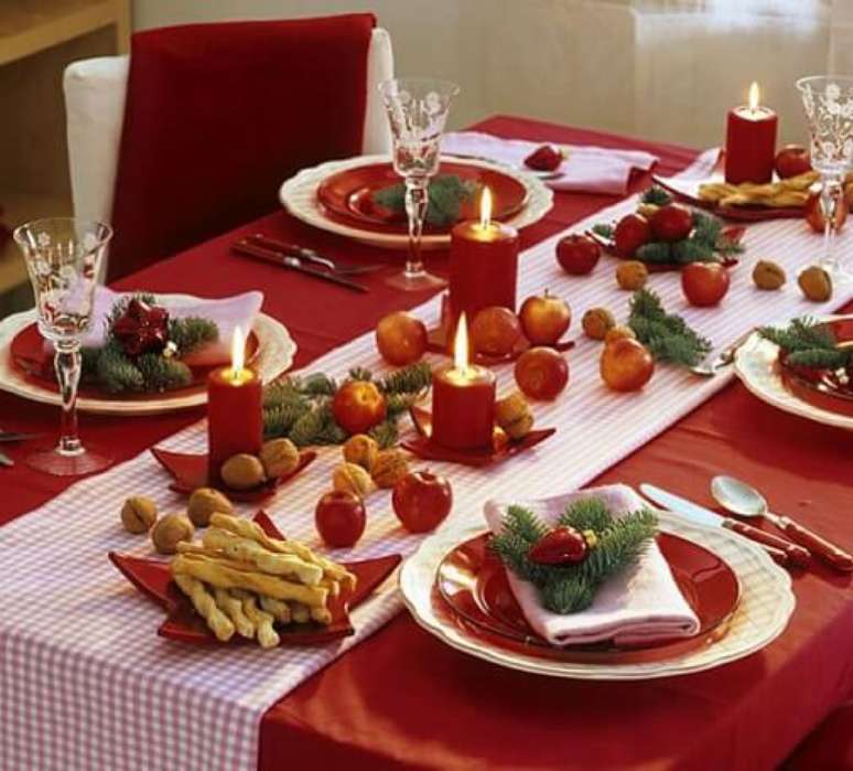 7. Mesa de ceia de natal com nozes e frutas. Foto de Zajenata