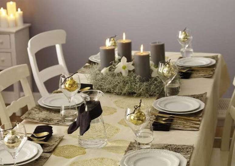 9. A decoração simples de mesa de ceia de natal também tem o seu charme. Foto de DIY Crafts