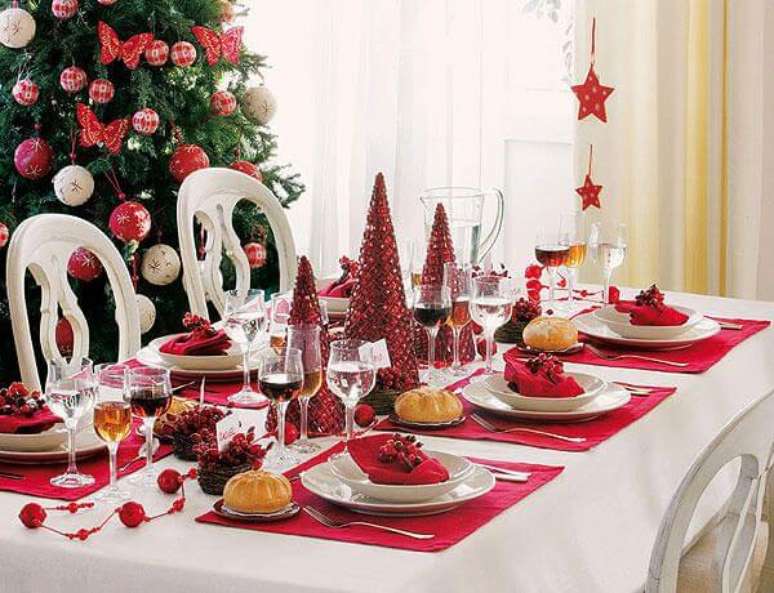 70. Mini árvores de natal vermelhas combinando com a decoração. Foto de Pinterest