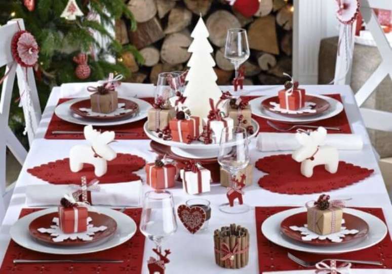 77. Mini presentinhos como enfeites para mesa de ceia de natal. Foto de Pinterest