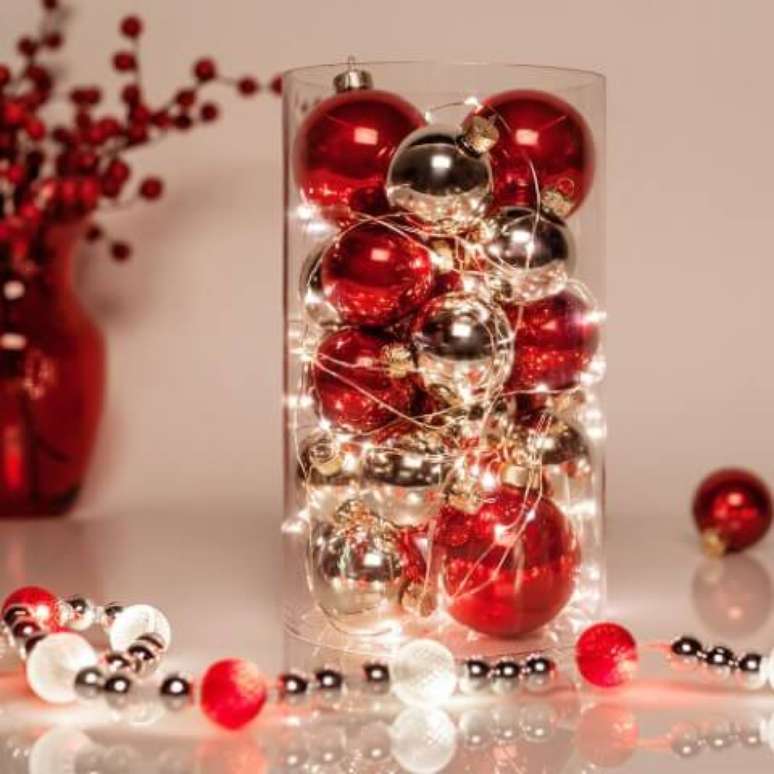 75. Pote transparente com bolas de natal e pisca pisca. Foto de Pinterest