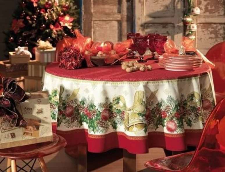 79. Essa toalha de mesa natalina é perfeita para a ceia de natal. Foto de Karsten