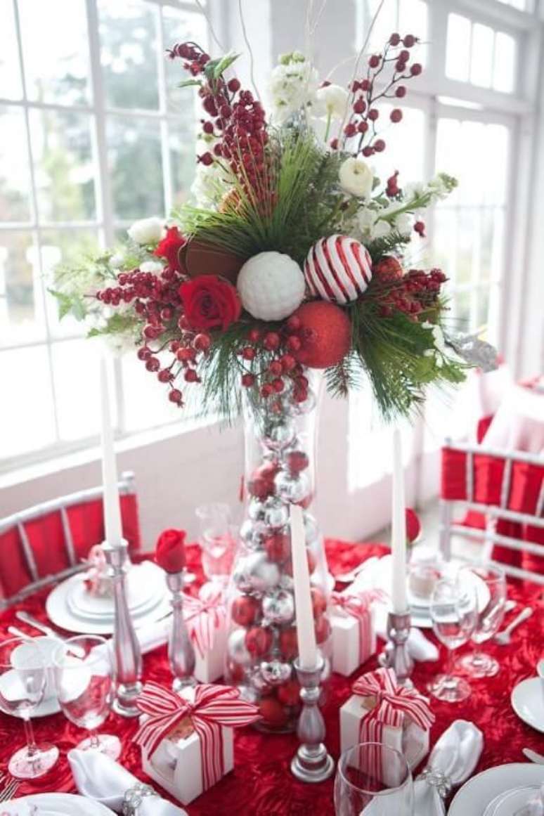 73. Vaso de vidro com bolas de natal e plantas em mesa de ceia de natal. Foto de Pinterest