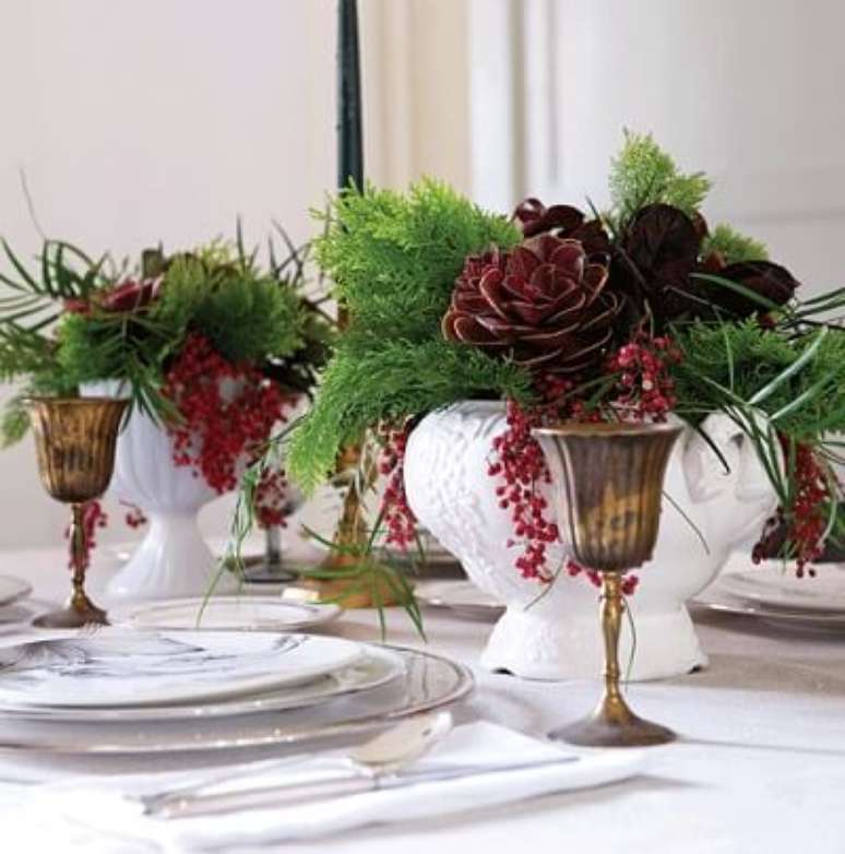 39. As plantas e as taças dão toques de cor à mesa de ceia de natal. Foto de Chatelaine