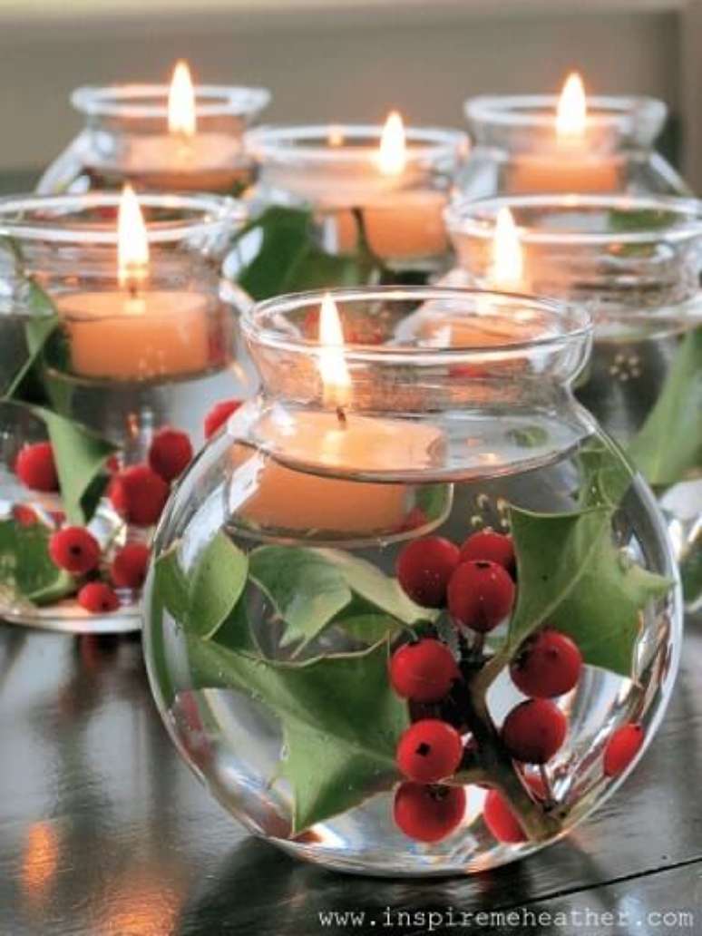61. Vasos de vidro com água, plantas e velas ficam lindas na decoração de mesa de ceia de natal. Foto de Inspire Me Heather
