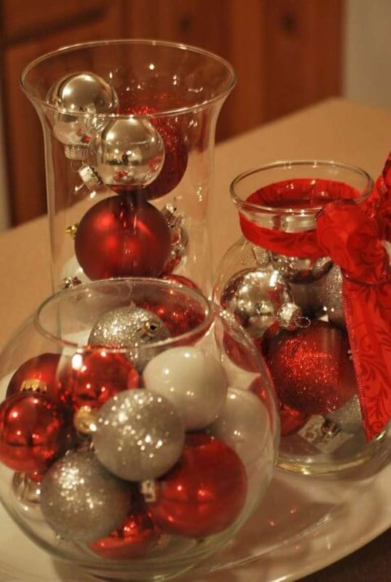 50. Vasos de vidro com bolas de natal são ótimos enfeites para a mesa de ceia de natal. Foto de DIY Projects