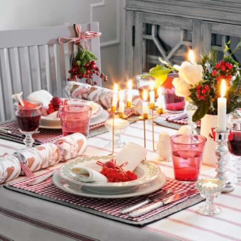 59. Se você tiver candelabros, eles podem também ser usados na decoração da mesa de natal. Foto de Ideal Home