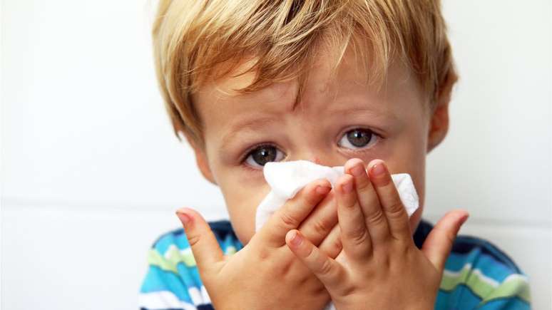 O resfriado comum pode causar dor de garganta, torsse congestão nasal, aumento da temperatura corporal e espirros