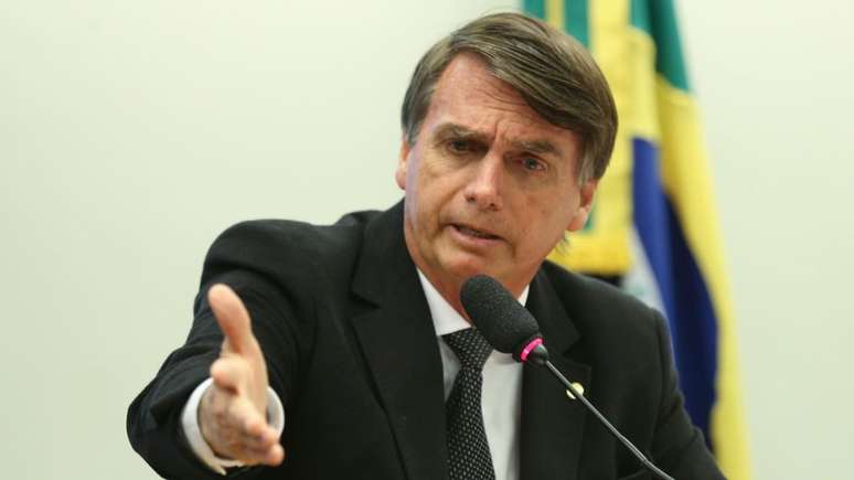 O WhatsApp disse que 'está investigando algumas contas' relacionadas à campanha de Bolsonaro