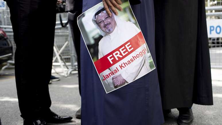 Manifestante segura cartaz com imagem de Khashoggi; regime saudita agora admite que ele está morto