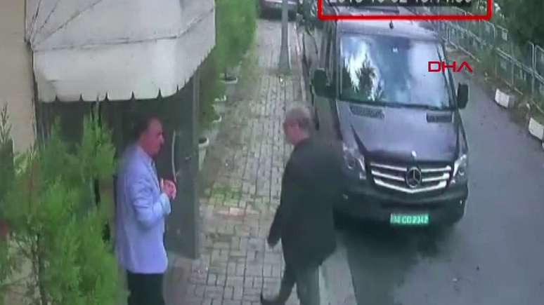 Imagem de câmera mostra Khashoggi, à direita, chegando a consulado; segundo TV saudita, ele teria morrido após briga no prédio