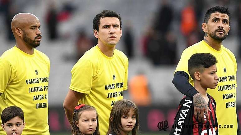 Jogadores do Atlético-PR com a camisa amarela