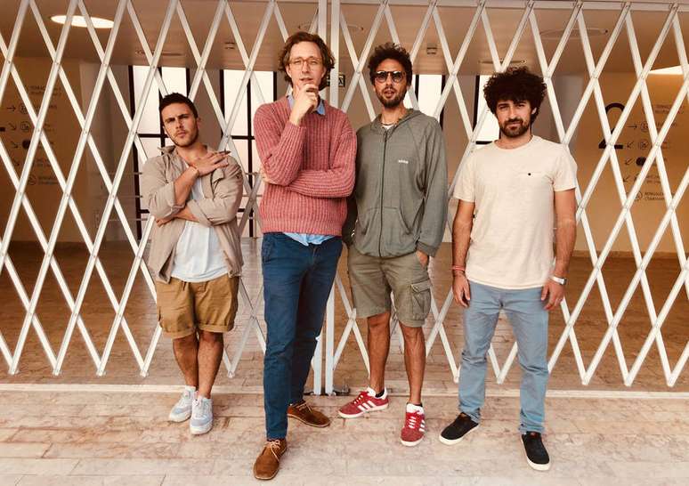 Erlend Øye com os membros da banda La Comitiva.