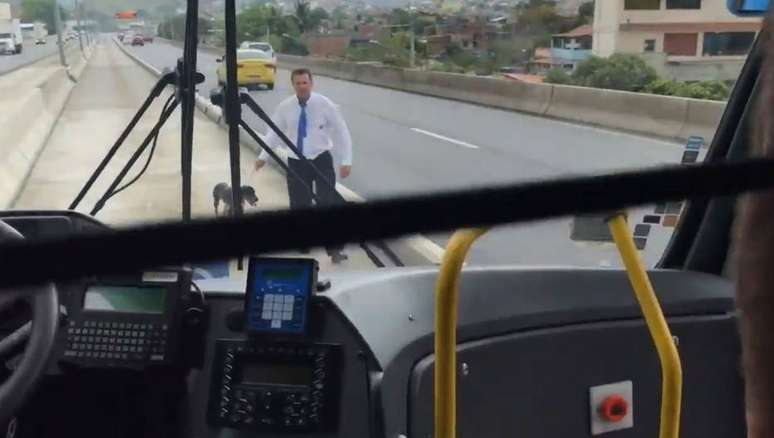 O motorista Silvio Gomes, que resgatou c&atilde;o abandonado na via no Rio de Janeiro.