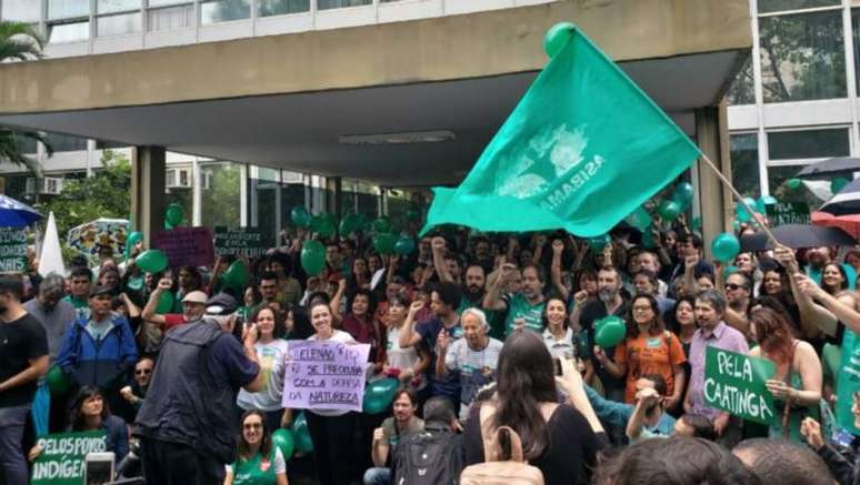 Manifestantes ocupam a entrada do Ministério do Meio Ambiente em Brasília