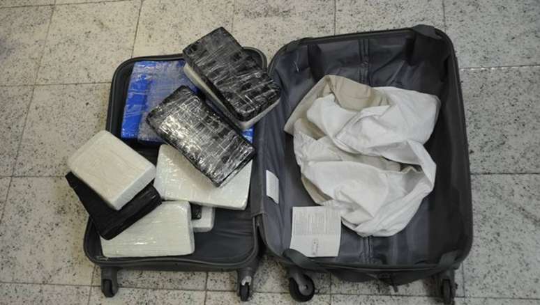 Cocaína estava escondida em fundos falsos de mala
