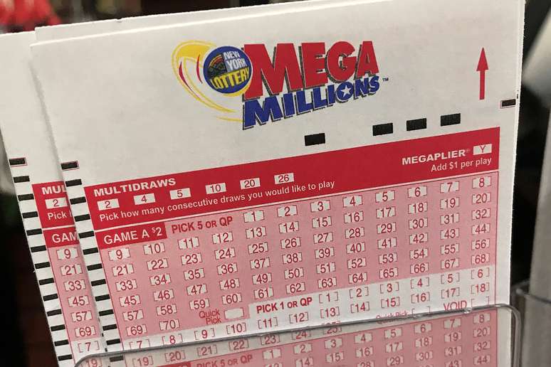 Bilhete da Mega Millions &eacute; visto em loja em Nova York, Estados Unidos 05/01/2018 REUTERS/Carlo Allegri