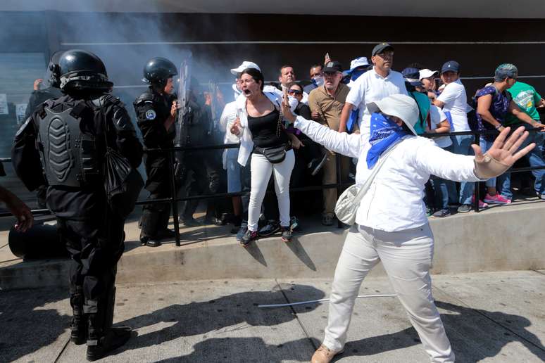 Tropa de choque tenta bloquear passagem de manifestantes durante protesto em Manágua
14/10/2018 REUTERS/Oswaldo Rivas