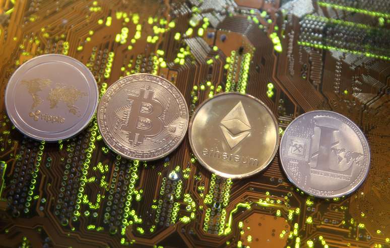 Moedas representativas das criptomoesdas Ripple, Bitcoin, Etherum e Litecoin em foto ilustrativa
13/02/2018 REUTERS/Dado Ruvic/Illustration