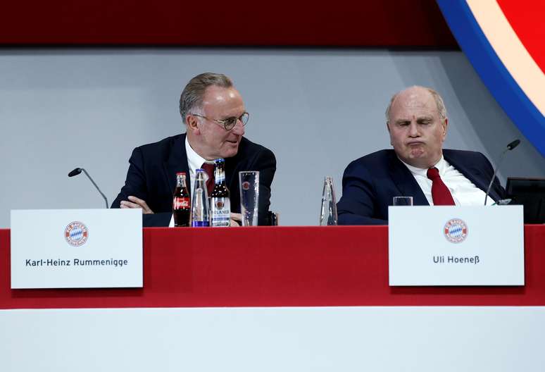 Presidente do Bayern de Munique , Uli Hoeness, e diretor-executivo, Karl-Heinz Rummenigge, durante reuni&atilde;o em Munique 24/11/2017 REUTERS/Michaela Rehle 