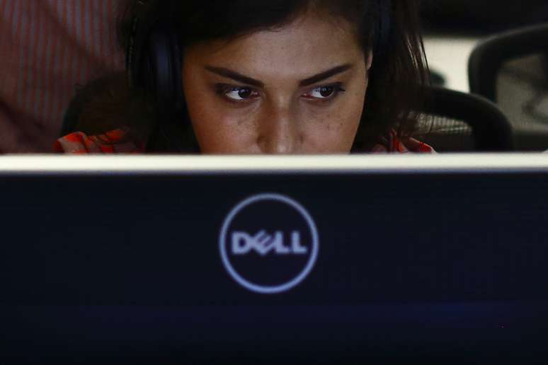 Mulher em frente a computador da Dell. 20/08/2013. REUTERS/Brendan McDermid.