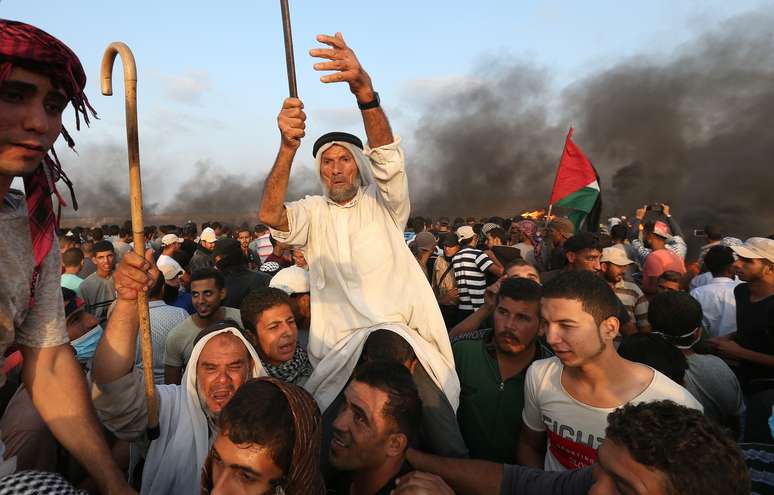 Manifestantes palestinos na Faixa de Gaza 
 19/10/2018   REUTERS/Ibraheem Abu Mustafa 