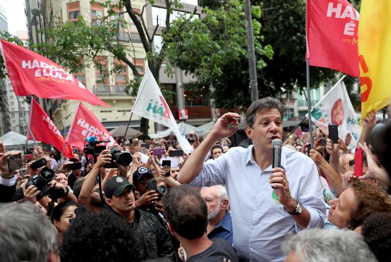 Candidato do PT à Presidência, Fernando Haddad, faz campanha no Rio de Janeiro
19/10/2018
REUTERS/Ricardo Moraes