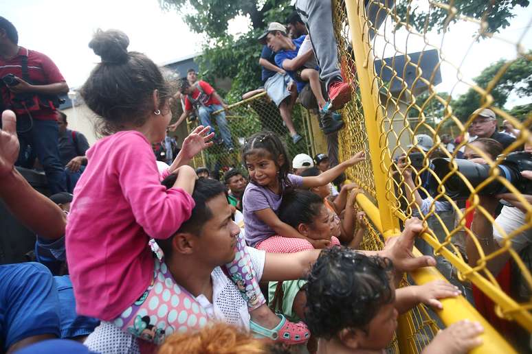 Imigrantes de Honduras em posto de controle entre Guatemala e México em Tecun Uman
 19/10/2018    REUTERS/Edgard Garrido 