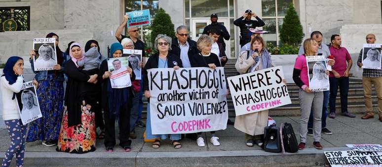 Manifestantes cobram explicações para desaparecimento do jornalista Jamal Khashoggi, em Washington