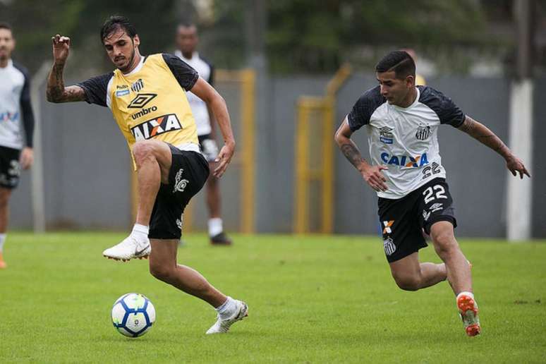 Bryan Ruiz (de colete) voltou aos treinos no CT Rei Pelé na tarde desta sexta-feira (Foto: Ivan Storti/Santos)