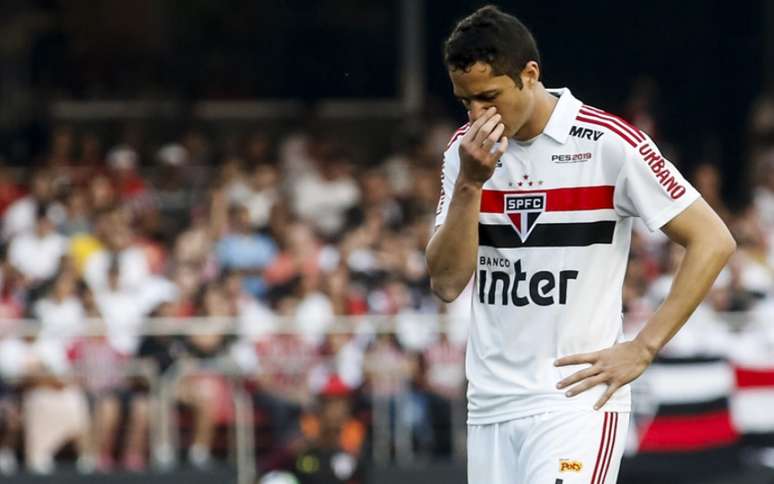 Zagueiro Anderson Martins lamenta falha no jogo contra o Fluminense, no Morumbi, quando o São Paulo começou a sofrer uma queda de rendimento (Foto: Magalhaes Jr/Photopress)